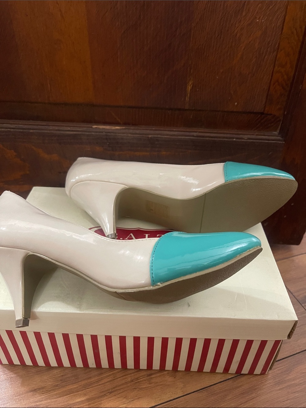 Two-Tone Patent Pointed-Toe Pumps in Turquoise and Cream - Picture 5 of 6